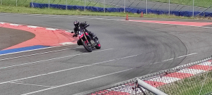 Okruhové testování Hypermotard 698 Mono